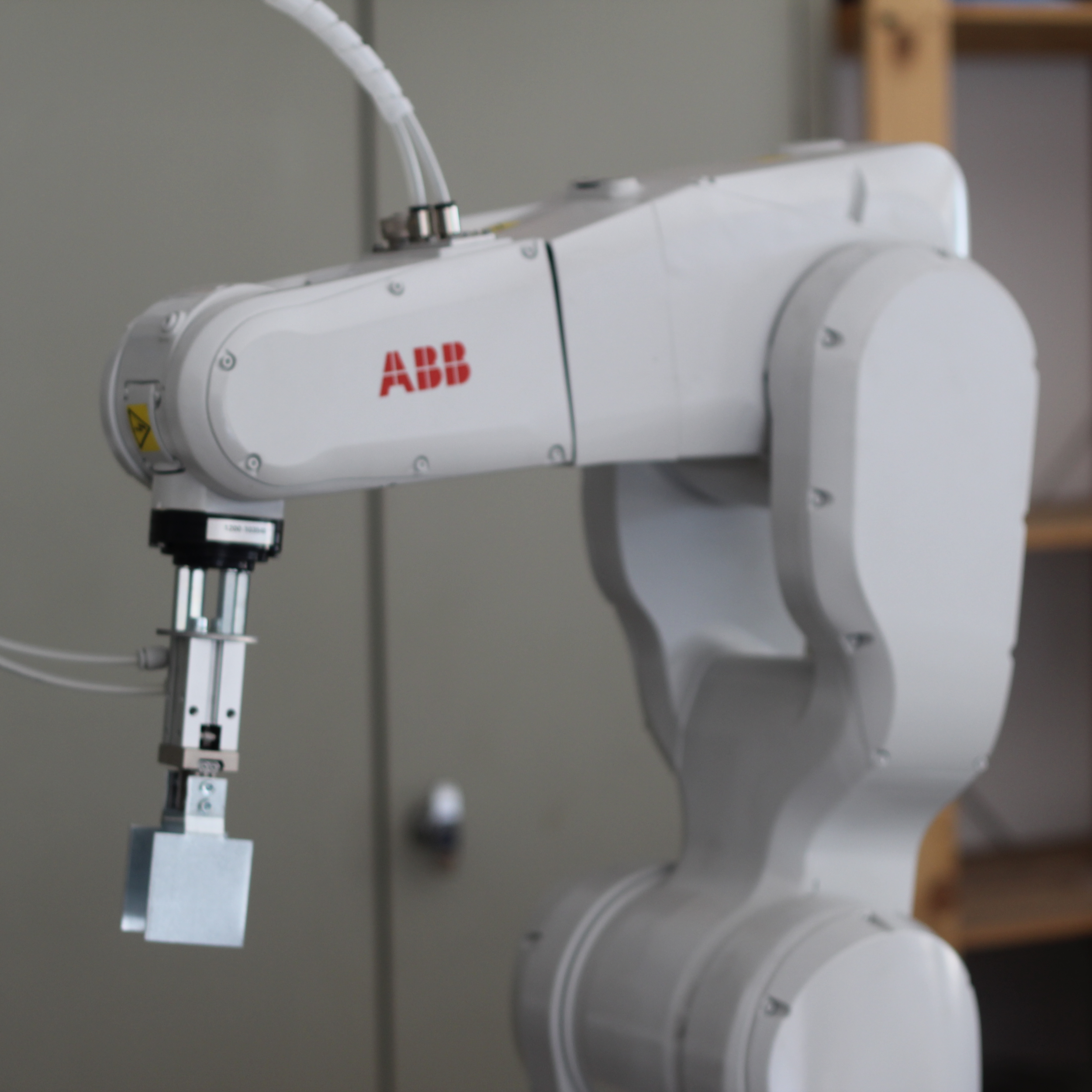 "robot industriale antropomorfo"